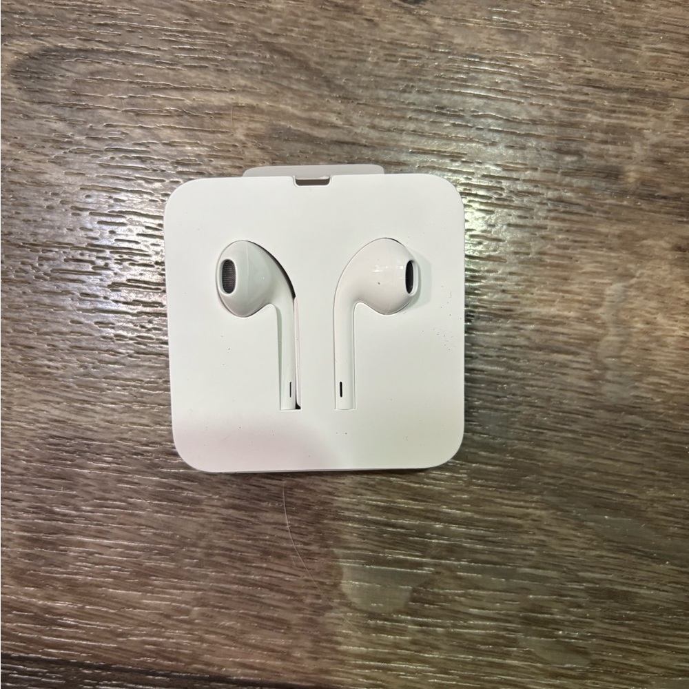 Apple iPhone White Wired Earbuds